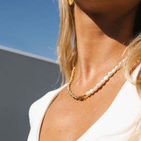 Colar de pérolas com corrente Banhado a Ouro 18K
