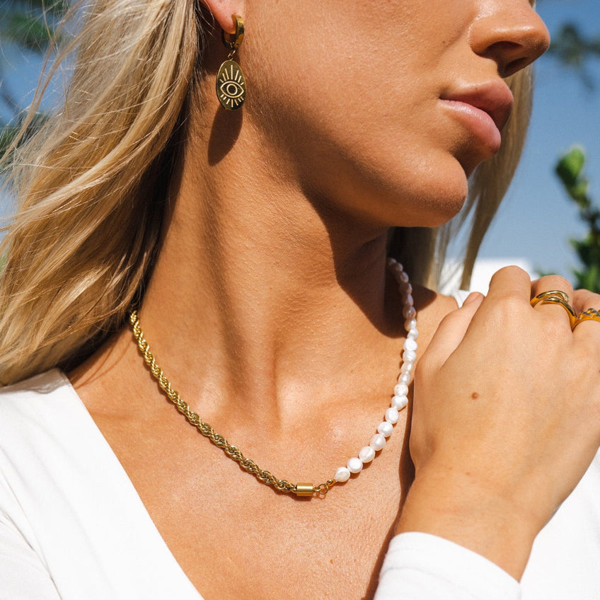 Colar de pérolas com corrente Banhado a Ouro 18K